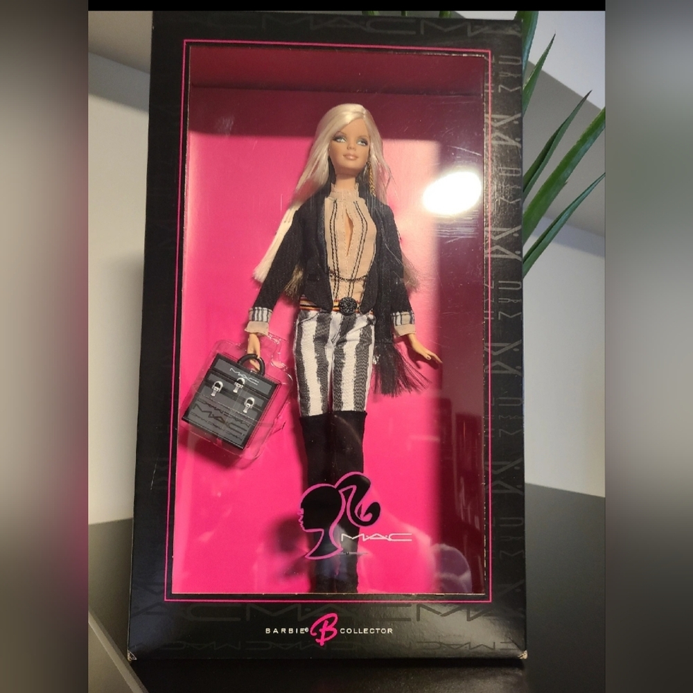 MATTEL MAC BARBIE COLLECTOR DOLL - GOLD LABEL 2006 - MAC COSMETICS
